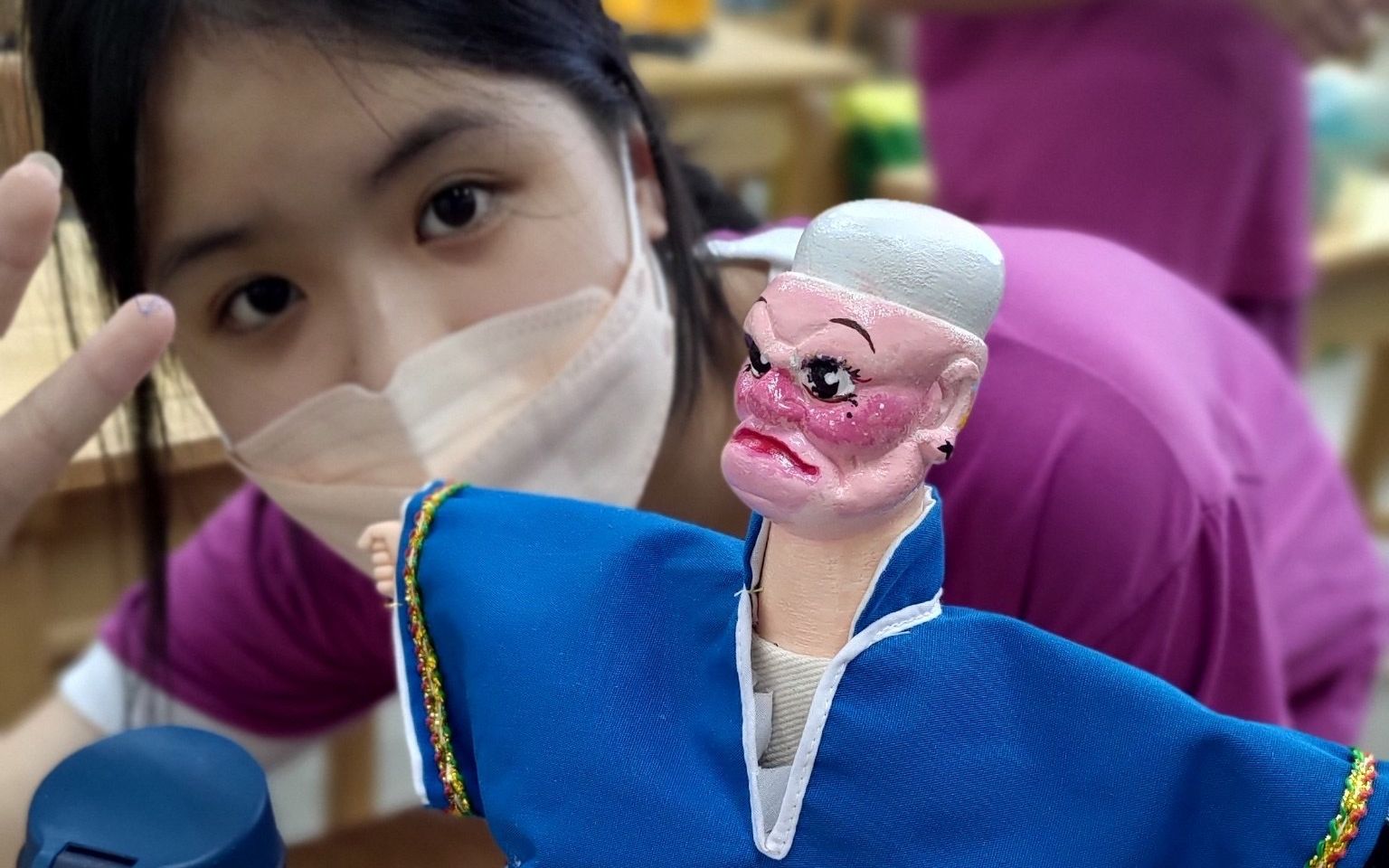 美術班學生蘇湘云說：有自己專屬的布袋戲偶感覺很特別。