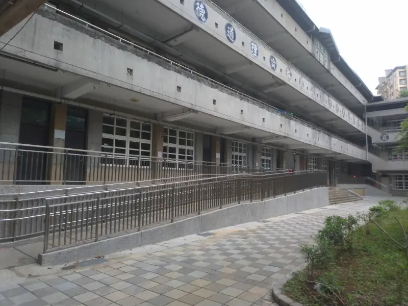 仁愛樓及樓前無障礙坡道