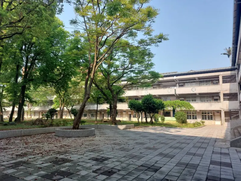 仁愛樓前方廣場及中庭花園（系列1/2）
