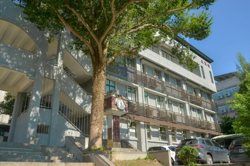 校門口階梯望向鐘塔及三民樓方向情景