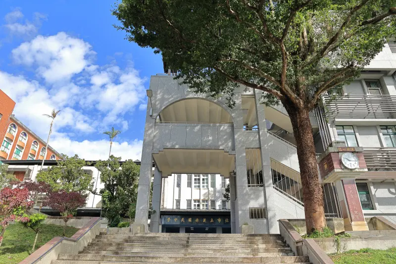 三民樓中廊及前方鐘塔