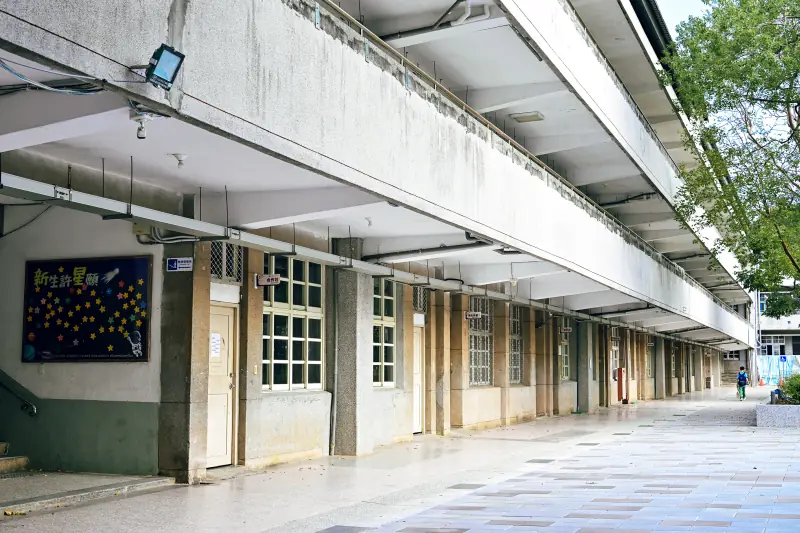 忠孝樓前：走過透水磚長廊