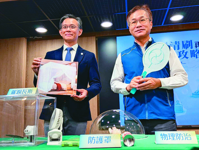 中興大學昆蟲學系特聘教授李後鋒（左）、環境部化學物質管理署署長蔡孟裕（右）在「防蚊產品全攻略」記者會上，說明使用防蚊產品的方式及注意事項。圖／中央社