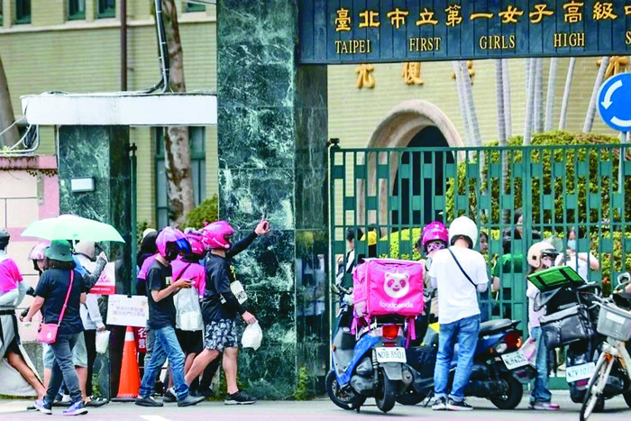 學生多元用餐選擇意識提升，許多學校已開放訂購外送。圖為北一女學生拿取外送餐點。圖／本報資料照片