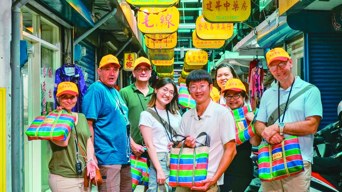 農業旅遊倡議者方子維的「市場學校」計畫，帶領青年與國際旅客走進傳統市場，品嚐在地美食，也以消費支持職人們延續傳統的堅持。圖／取自網路