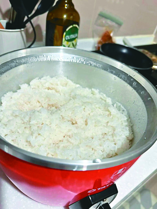 TPBL台新戰神洋將齊曼加嘗試使用大同電鍋煮飯，卻把煮好白飯倒進外鍋，網友崩潰之餘，急忙神救援。圖／Threads圖片
