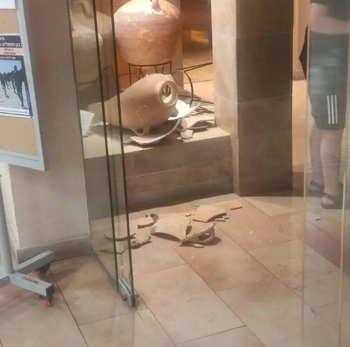 一名以色列男童好奇古瓶內裝了什麼,拉動罐子,打破了3500年歷史的文物。 圖/X平台圖片